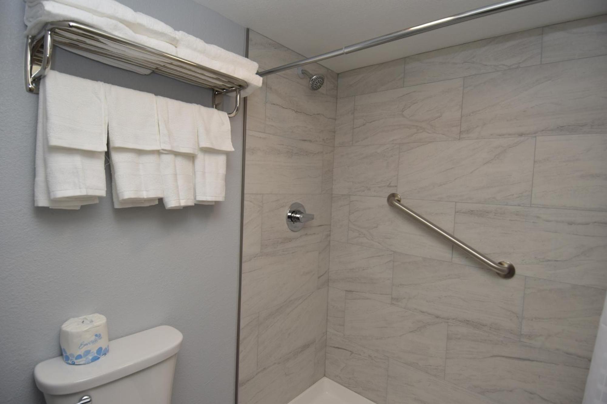 Baymont By Wyndham Batavia - Darien Lake Ruang foto